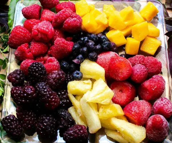 Thawing fruit on a plate for juicing