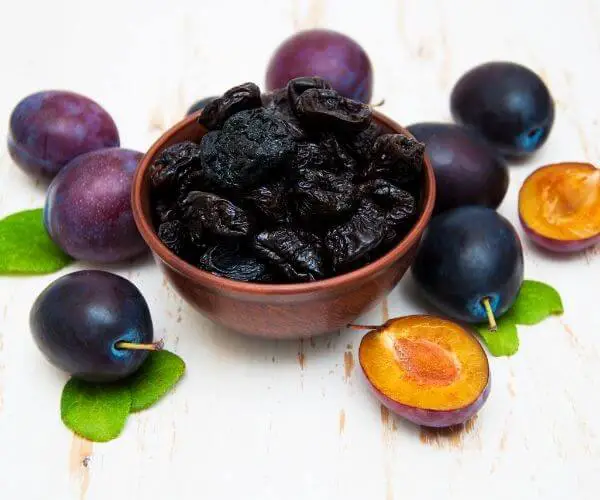 Prunes are an alternative to currants in recipes