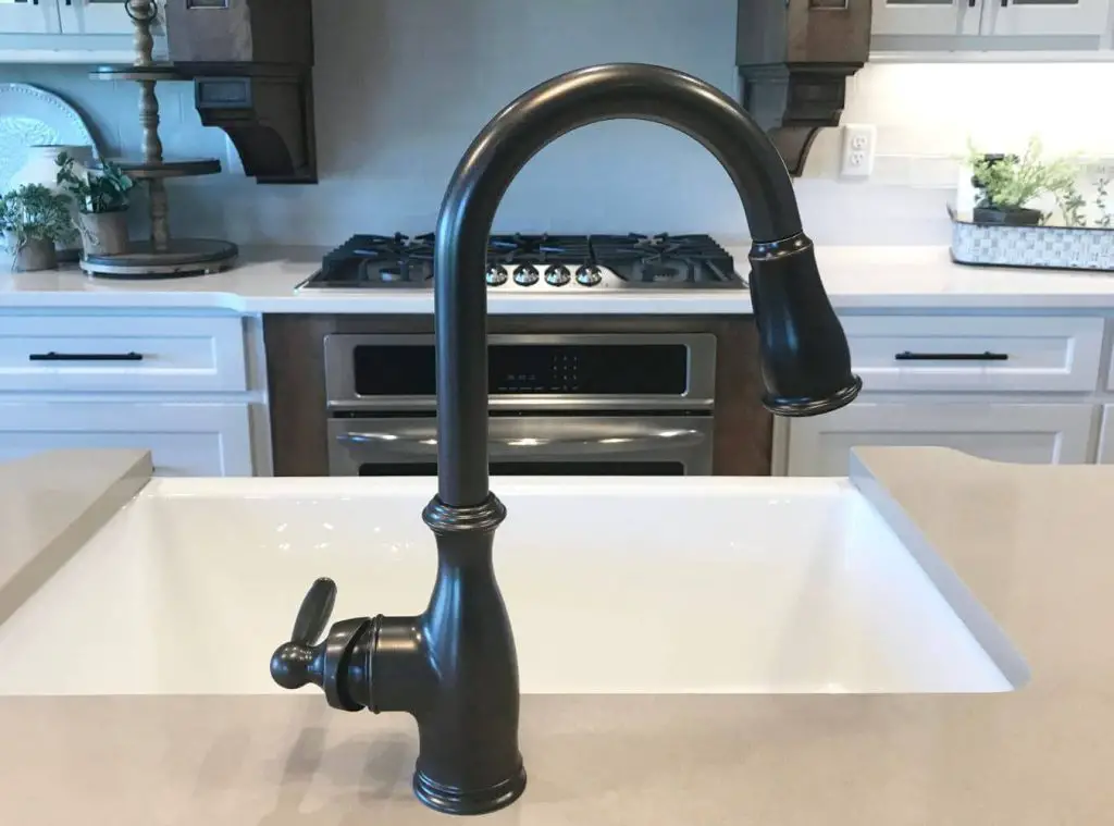 This black farmhouse kitchen faucet has a gooseneck style which compliments a wide variety of kitchens.